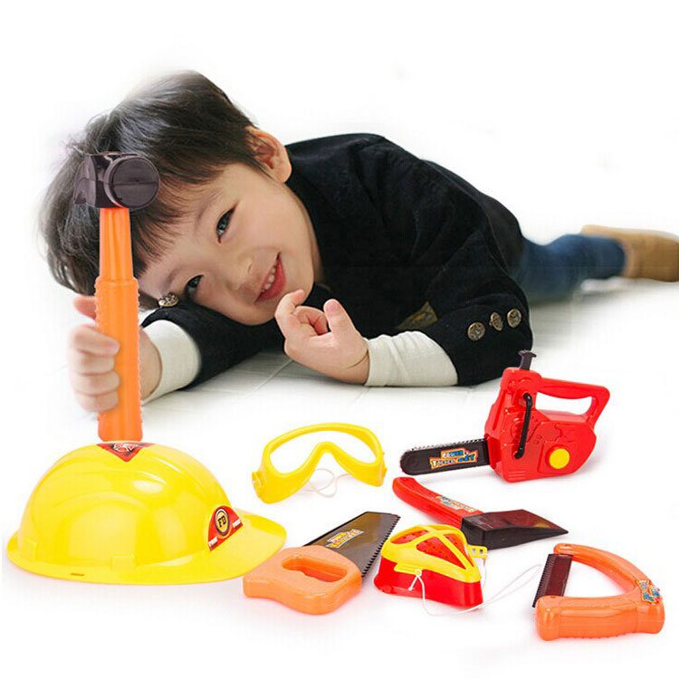 Ролевые игрушки для детей. Набор инструментов с каской детский. Ребенок с игрушечным молотком. Детский набор для детей с бензопилой каской ножовкой.